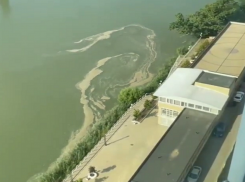 Неизвестные сливают нечистоты в реку Кубань в Краснодаре