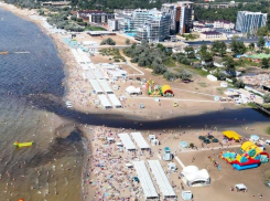 В Анапе сфотографировали сливаемую в реку чёрную зловонную жижу