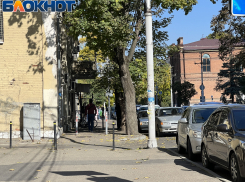 У краснодарского военкомата собрались срочники и полиция