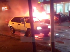 В Краснодаре на парковке Сбербанка взорвался автомобиль с водителем