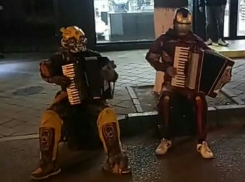 Это не глюк: Бамблби и Железный человек сыграли на аккордеонах на Красной