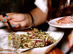 На новогоднее волшебство не хватило денег: кубанцы рассказали, во сколько им обошелся праздничный стол