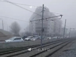 В Краснодаре образовалась пробка из-за застрявшей под мостом фуры