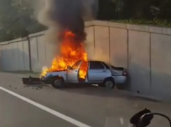 В Сочи на дороге перед тоннелем сгорел автомобиль