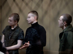 В Краснодаре осудили троих молодых людей за убийство мужчины топором