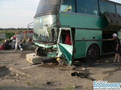 В Краснодарском крае автобус врезался в железнобетонные ограждения