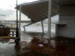 В Сочи устраняют последствия ураганного ветра