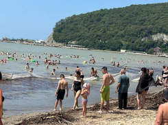 Терпение туристов иссякло: отдыхающие сами приводят в порядок пляжи Кубани после потопа