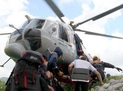 Сочинские спасатели на вертолете сняли туриста с горы 