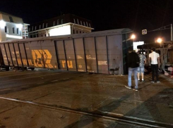Краснодарскую улицу Уральскую заблокировали из-за ДТП поезда и фуры