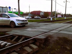 Движение на ж/д переезде в Краснодаре ограничат до самого утра