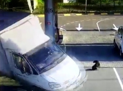 На двух колесах без тормозов ГАЗель промчалась через заправку в Сочи