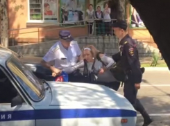 В Туапсе полицейские выкручивали руки беременной женщине