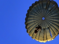  На дне реки Кубань спасатели нашли тело одного из пропавших парашютистов 