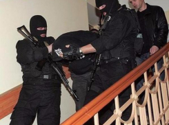 Подозреваемый в убийстве школьницы под конвоем доставлен в Краснодар