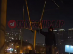 Смертельно опасными поездками на крышах трамваев развлекают себя краснодарцы