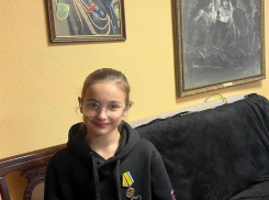 Школьницу-волонтера из Краснодара наградили медалью Минобороны РФ 