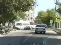 На Кубани дама на дорогом джипе протаранила маршрутку с пассажирами