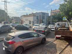 Массовые аварии на электросетях оставили краснодарцев без света и трамваев