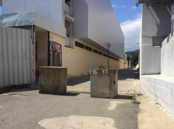 В Сочи возле одного из отелей появились «загадочные» бетонные блоки