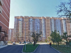 В Краснодаре с десятого этажа выпал 28-летний парень