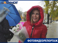 Автомобилисты Краснодара в дождь поздравили женщин с Днём матери