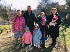 Депутат Гордумы Краснодара Андрей Анашкин поздравил с наступающим 8 марта многодетную мать