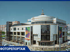 Закрыли парковку, уничтожили магазины и кафе, разбили стёкла: в Краснодаре ободрали бывший ТРК «Карнавал»