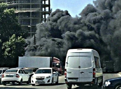 В Краснодаре вспыхнул склад стройматериалов рядом с жилым домом