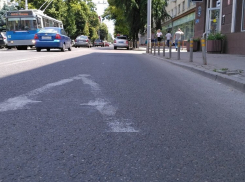 ГИБДД Краснодара проверит, нарушил ли закон сотрудник ДПС, оставивший автомобиль на полосе для общественного транспорта