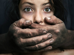 «Бизнес на детях»: в Краснодаре подозрительный мужчина с ребенком просит милостыню у горожан