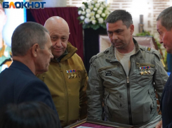 Евгений Пригожин подарил кувалду бойцам ЧВК «Вагнер» на базе в Краснодарском крае