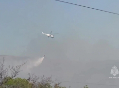 У Геленджика крупный пожар угрожает лесу: видео