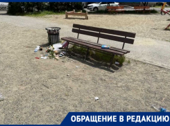 «А мэр получает зарплату»: в Краснодаре муниципальная детская площадка утопает в мусоре