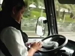  Водитель маршрутки в Сочи вместо дороги смотрел в свой смартфон 