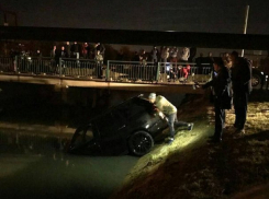  Range Rover залетел в канал с водой под Краснодаром 