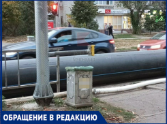 В Краснодаре пешеходный переход перекрыли огромной трубой