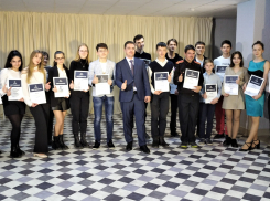 ОТЭКО наградила 20 таманских школьников поощрительными премиями за успехи в учёбе
