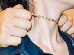  Приезжий в лифте сорвал с краснодарки дорогую цепочку с крестиком 