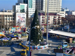  В Краснодаре начали разбирать главную новогоднюю елку 
