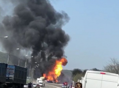  Под Новороссийском сильный пожар вспыхнул на автозаправке 