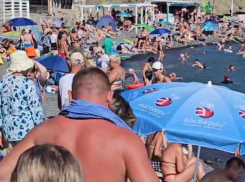 «Пляж забит в хлам»: отдыхающие устроили столпотворение в Большом Утрише