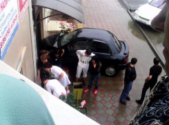 В Абинске девушка за рулем иномарки протаранила двери БТИ