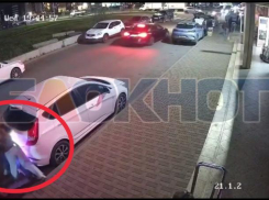 Две девочки на самокате врезались в чужой авто в Краснодаре и скрылись 