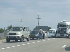 Шесть легковушек и фура попали в массовое ДТП на Кубани