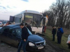 Обнаружились новые подробности ДТП «Приоры» с автобусом на Кубани: погибшая уходила от лобового столкновения