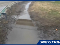 «Тротуар внезапно заканчивается», - краснодарцам приходится рисковать собой, чтобы добраться до остановки