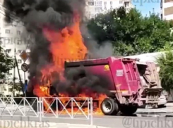 В Краснодаре загорелся мусоровоз
