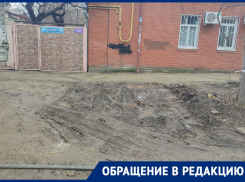 Заезды к дворам превратились в грязевые болота после благоустройства дорожек в Краснодаре