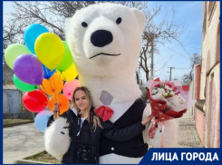 Праздник в похоронном бюро и танцы с бабушками: откровенное интервью белого мишки из соцсетей